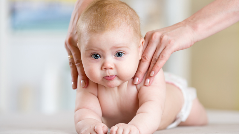 Le massage pour bébé ou comment offrir du bien-être à votre enfant ?